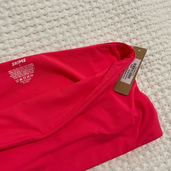 SKIMS Bandeau Bra | Ultra Pink | Strapless Fit | NWT - Picture 3 of 4